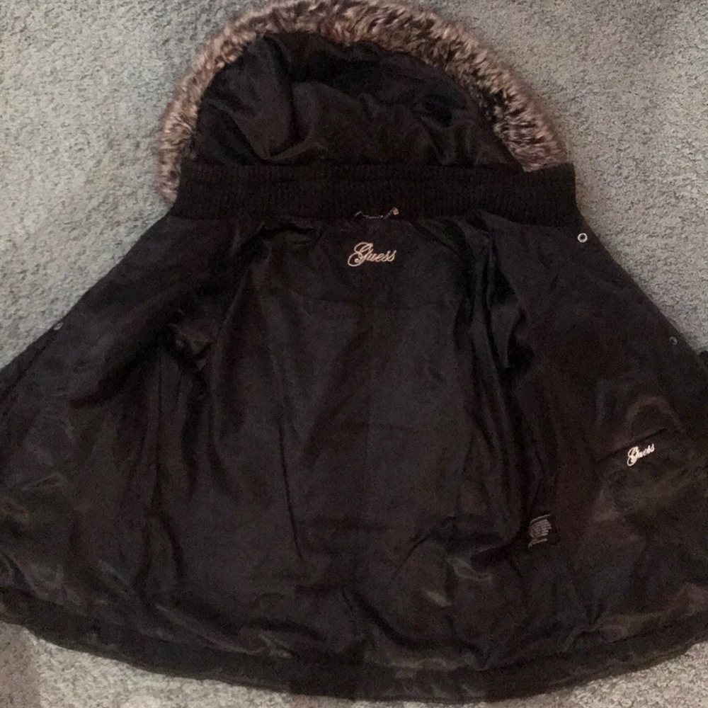 Black GUESS short down puffer w fake fur hood - Picture 8 of 14